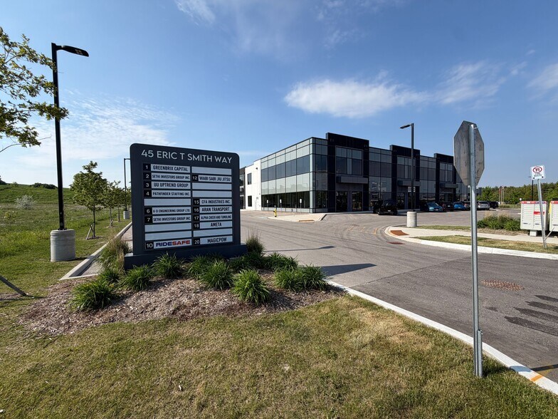 45 Eric T Smith Way, Aurora, ON à vendre - Photo de l’immeuble – Image 2 sur 12