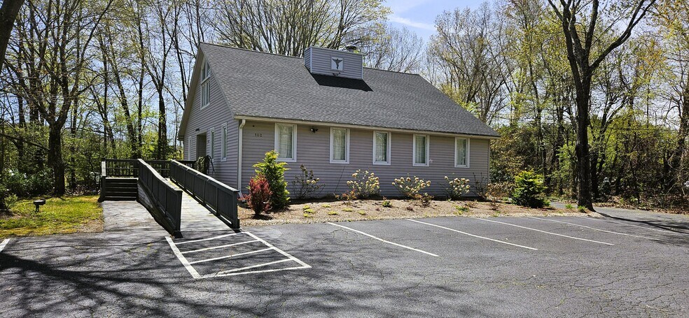102 Hopmeadow St, Weatogue, CT à vendre - Photo de l’immeuble – Image 2 sur 8