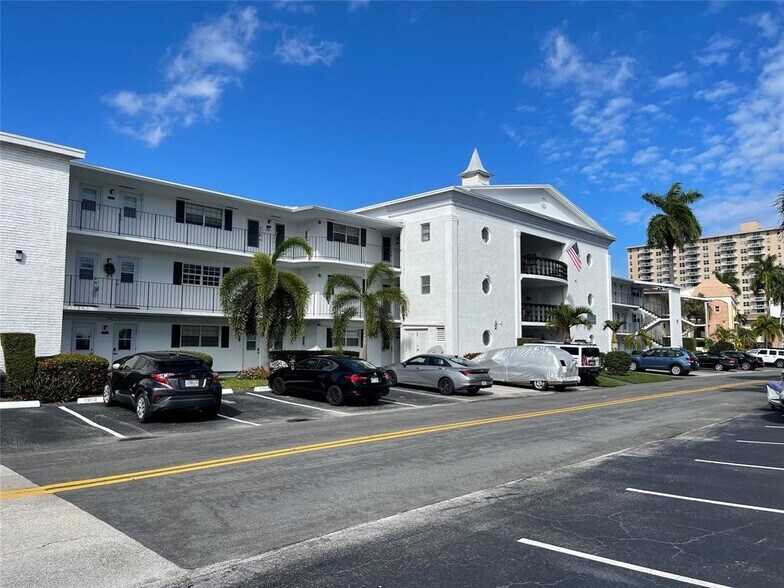 450 Paradise Isle Blvd, Hallandale Beach, FL à vendre - Photo de l’immeuble – Image 2 sur 5