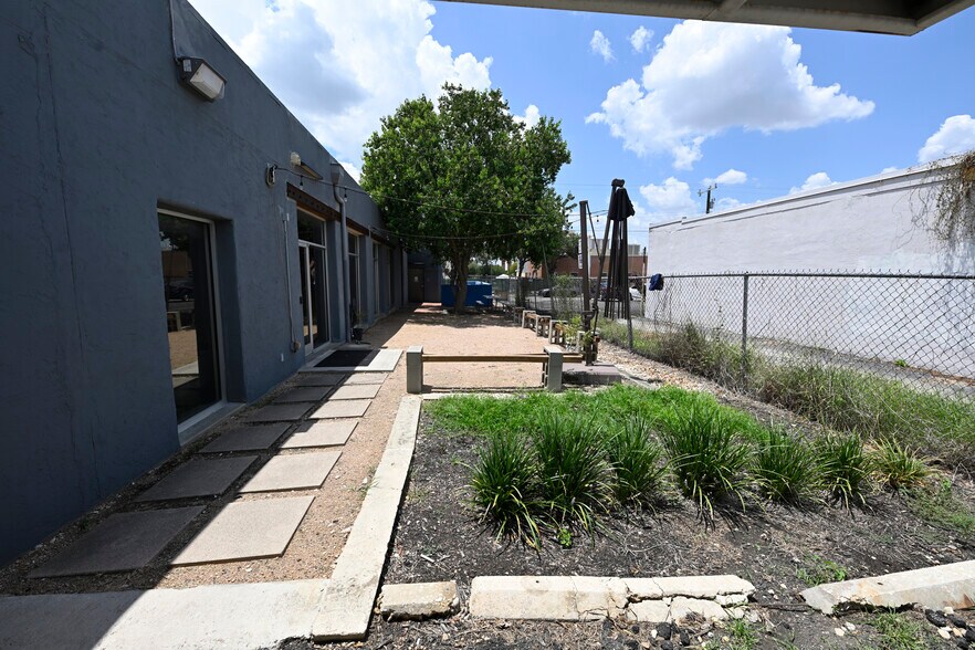 1700-1710 N Main Ave, San Antonio, TX à louer - Photo de l’immeuble – Image 1 sur 9