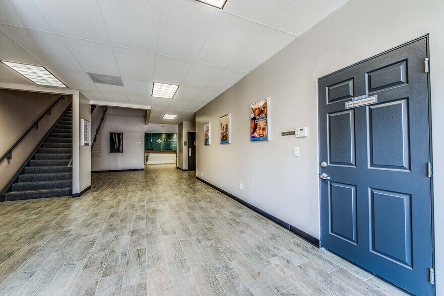 1301 E Orangewood Ave, Anaheim, CA à vendre - Hall d’entrée – Image 2 sur 98
