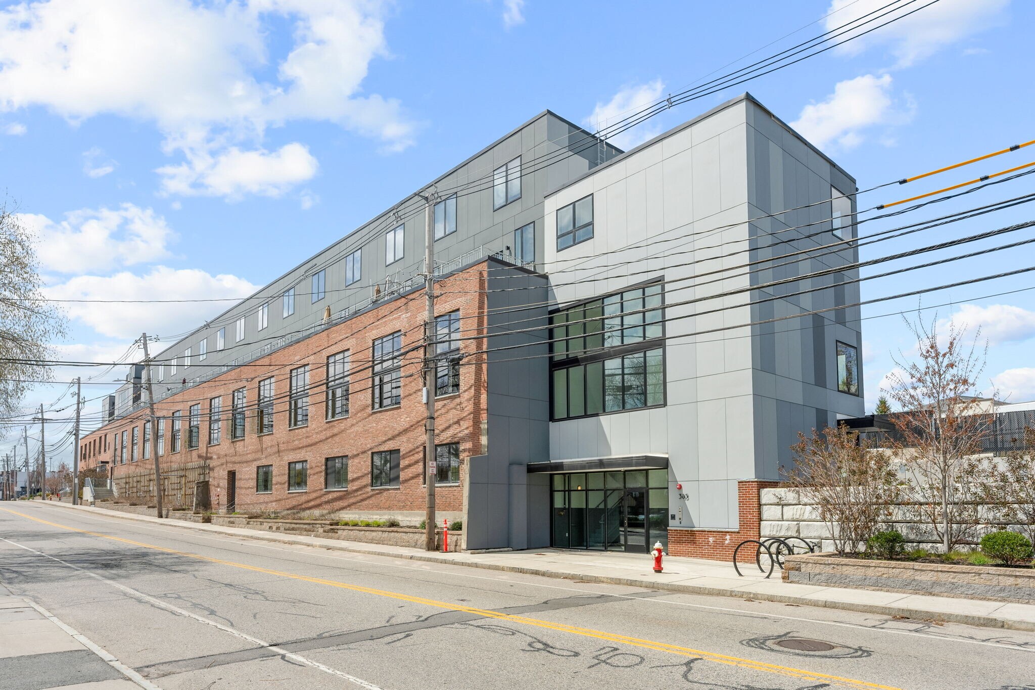 385 Pleasant St, Watertown, MA à louer Photo de l’immeuble– Image 1 sur 9