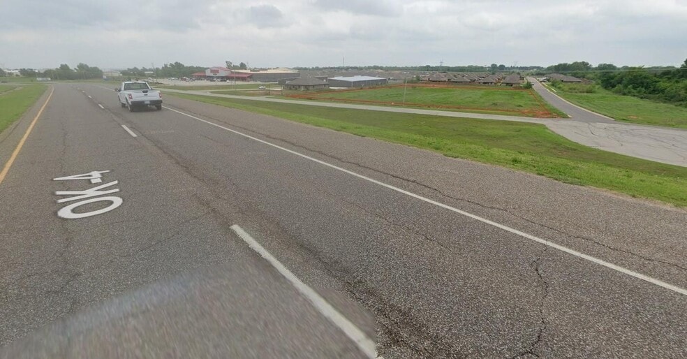 1060 N Sara Rd, Mustang, OK à vendre - Photo de l’immeuble – Image 2 sur 7