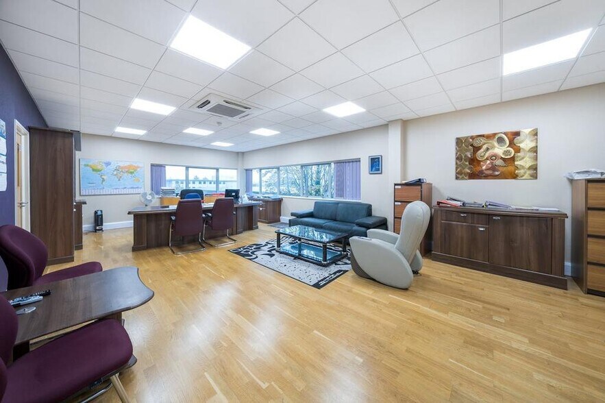 14 Rhodes Way, Watford à vendre - Photo de l’immeuble – Image 3 sur 18
