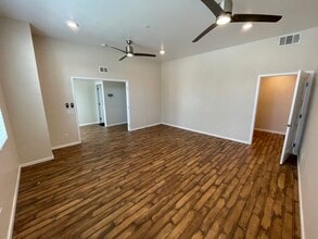 501 W Maple Ave, Orange, CA à louer Photo intérieure– Image 1 sur 46