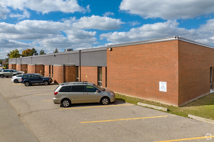 63 Galaxy Blvd, Toronto, ON à louer - Photo principale – Image 1 sur 5