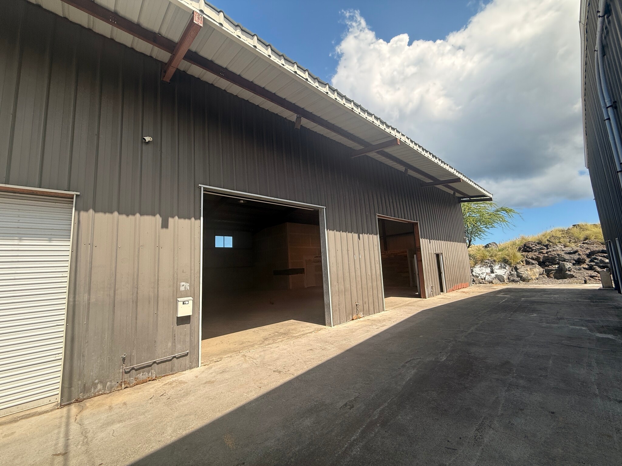 73-4081 Hulikoa Dr, Kailua Kona, HI à louer Photo de l’immeuble– Image 1 sur 4