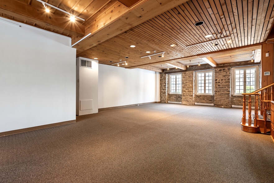 431-433 Pl Jacques-Cartier, Montréal, QC à louer - Photo intérieure – Image 2 sur 17