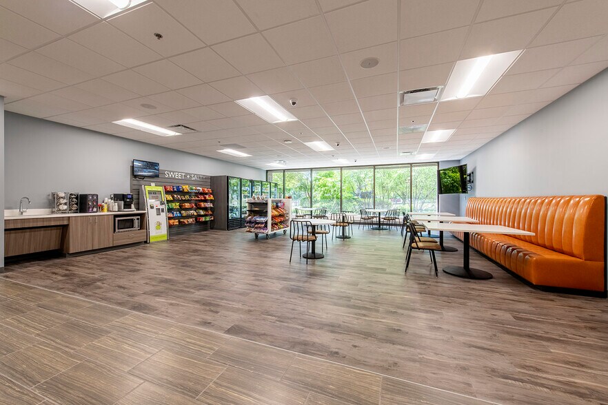 777 E Eisenhower Pky, Ann Arbor, MI à louer - Hall d’entrée – Image 2 sur 12