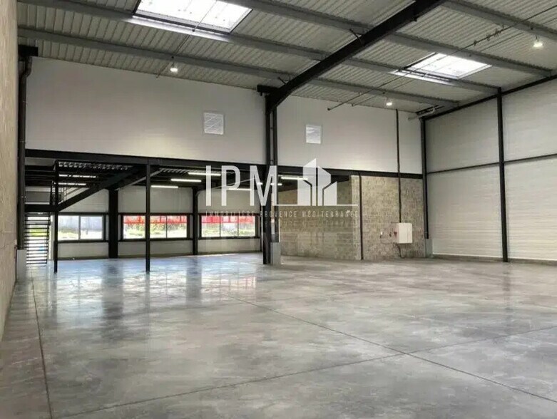Local d'activités dans Marignane à vendre - Photo de l’immeuble – Image 2 sur 5