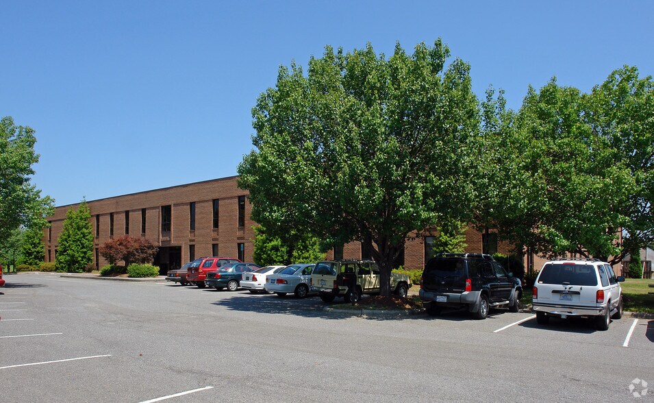 3921 Westpoint Blvd, Winston-Salem, NC à louer - Photo de l’immeuble – Image 1 sur 5