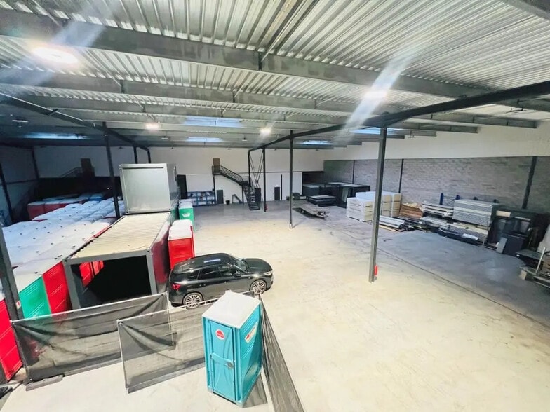 Local d’activités dans Buc à louer - Photo de l’immeuble – Image 2 sur 14