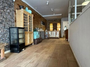 Local commercial dans Barcelone, Barcelona à louer Hall d’entrée– Image 2 sur 18