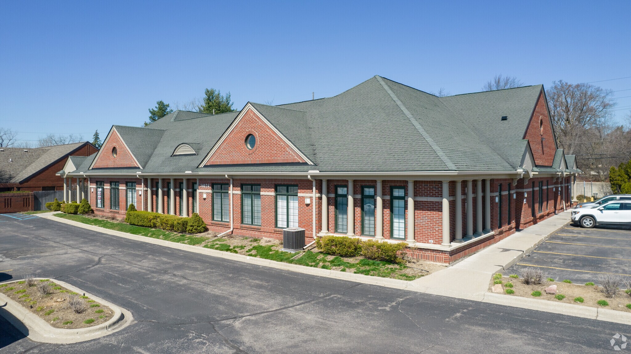 34024 W 8 Mile Rd, Farmington Hills, MI à louer Photo principale– Image 1 sur 6