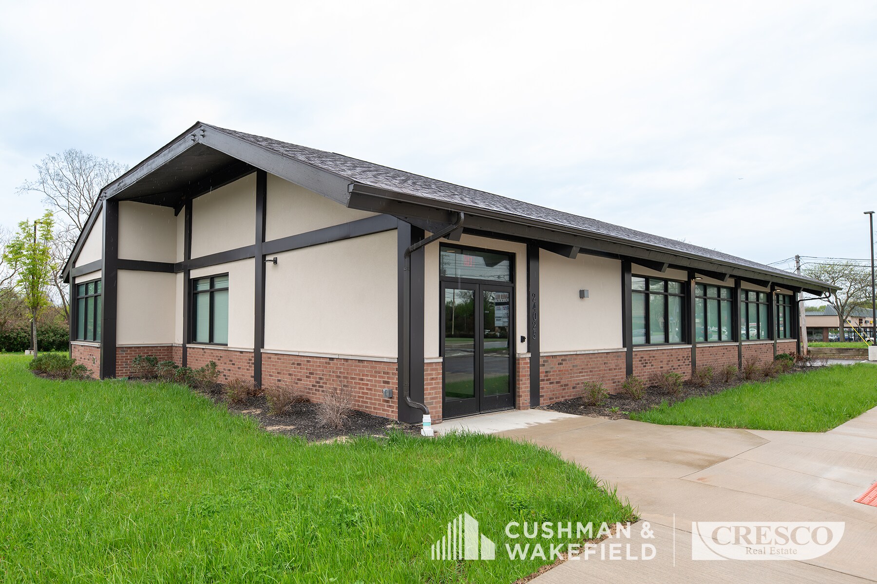 24025 Lorain Rd, North Olmsted, OH à louer Photo principale– Image 1 sur 12
