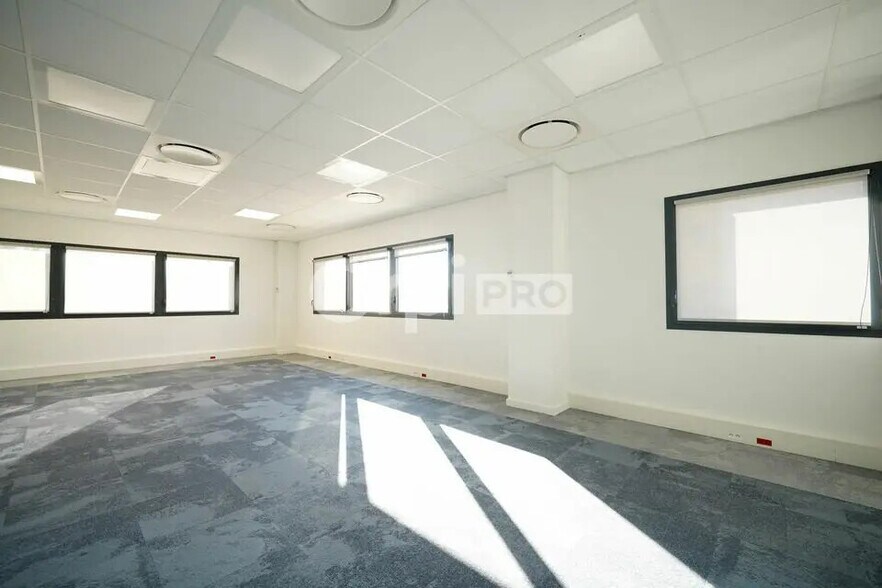 Bureau dans Saint-Priest à louer - Photo de l’immeuble – Image 3 sur 12