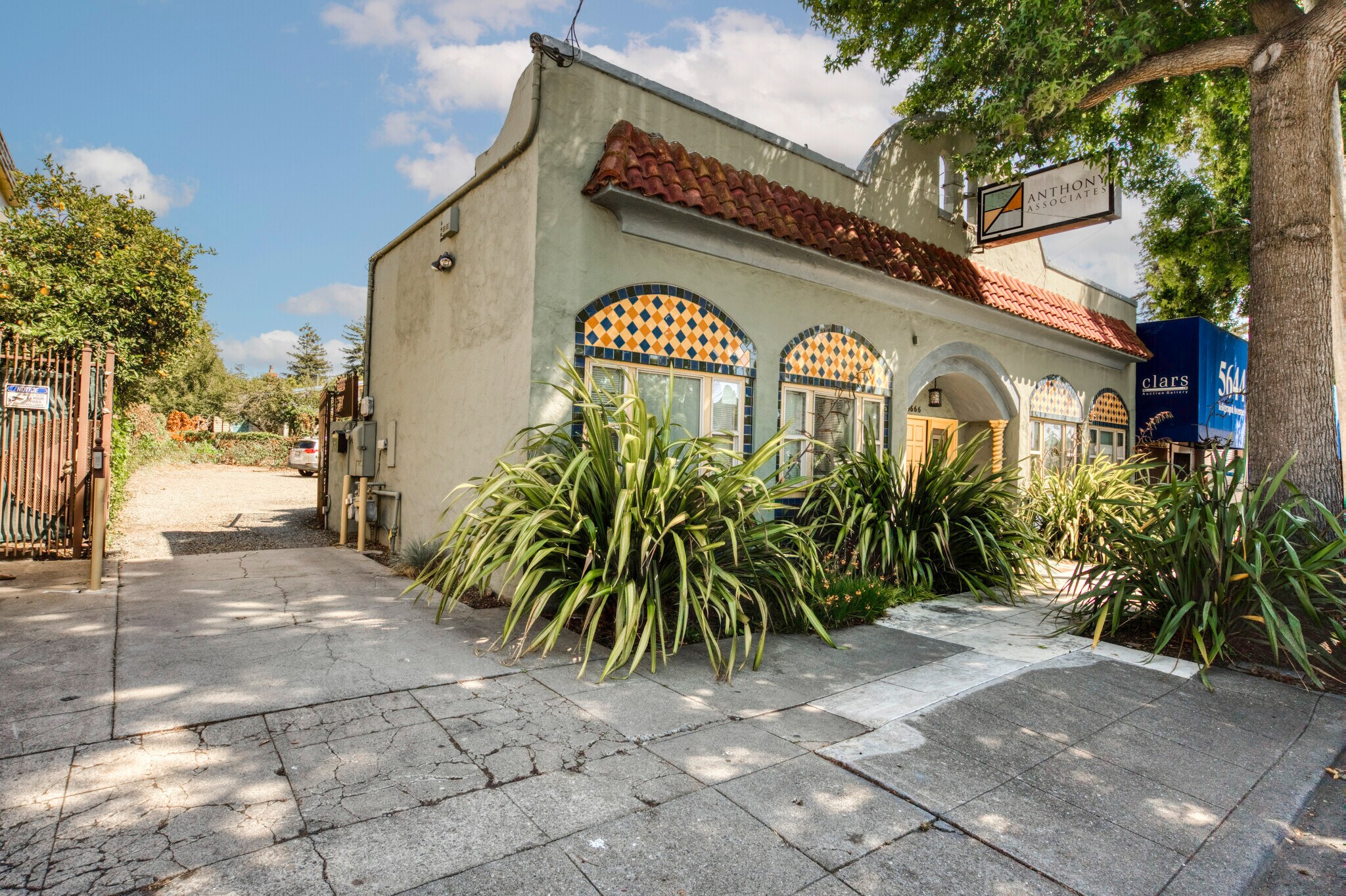 5666 Telegraph Ave, Oakland, CA à louer Photo principale– Image 1 sur 35