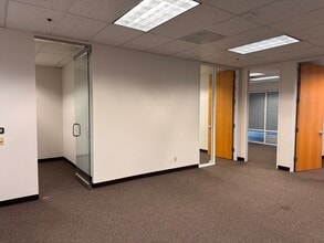 5980 Stoneridge Dr, Pleasanton, CA à louer Photo intérieure– Image 2 sur 8