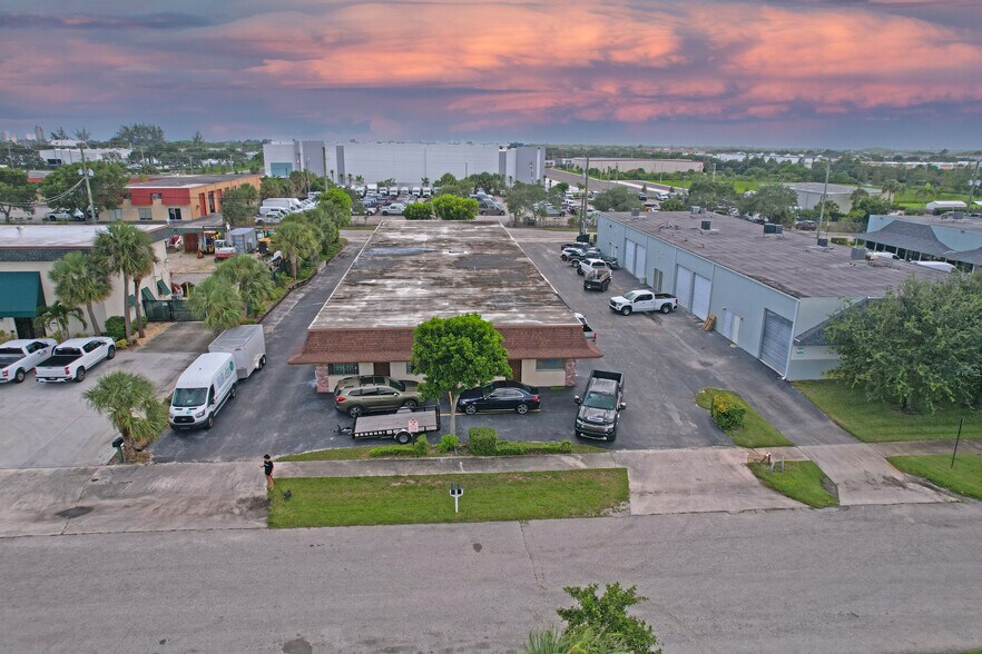 1330 S Killian Dr, Lake Park, FL à louer - Photo principale – Image 2 sur 7