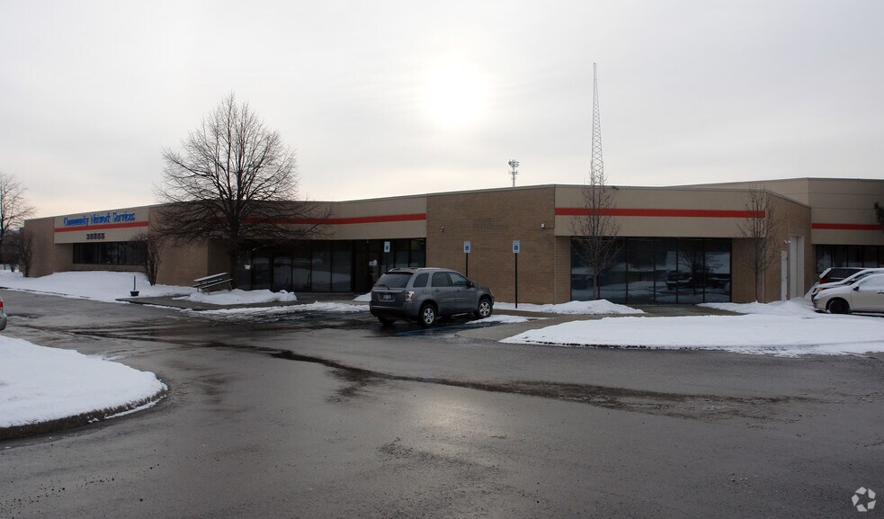 38855 Hills Tech Dr, Farmington Hills, MI à louer - Photo de l’immeuble – Image 1 sur 10