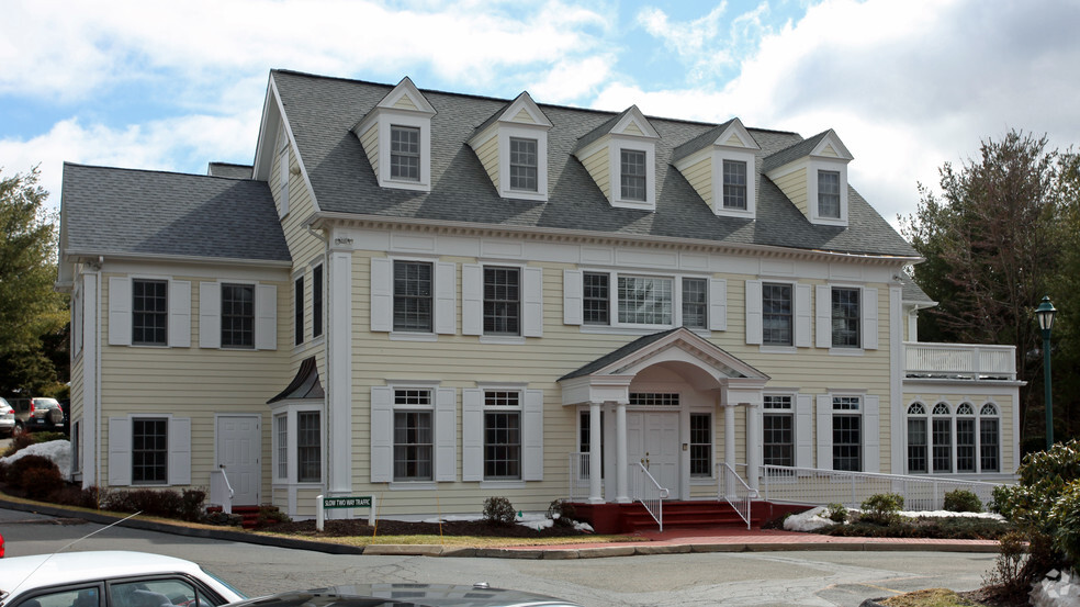 132 Monroe Tpke, Trumbull, CT à louer - Photo de l’immeuble – Image 3 sur 4
