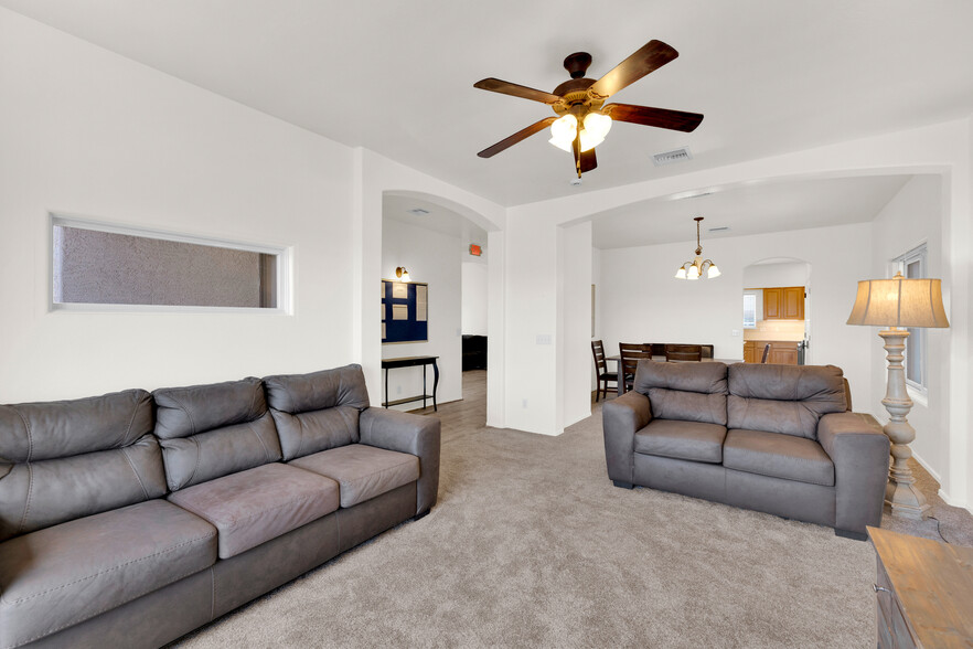 10539 W Tamara Dr, Casa Grande, AZ à vendre - Photo de l’immeuble – Image 3 sur 22