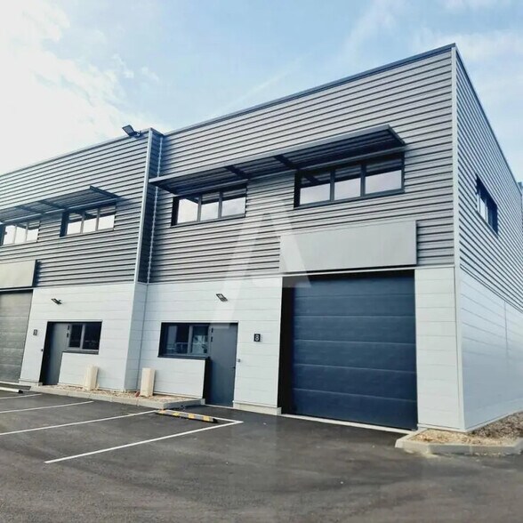 Local d’activités dans Lieusaint à louer - Photo de l’immeuble – Image 3 sur 5