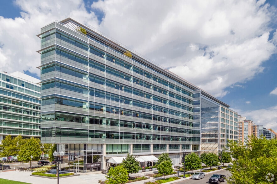 601 Massachusetts Ave NW, Washington, DC à louer - Photo de l’immeuble – Image 3 sur 11