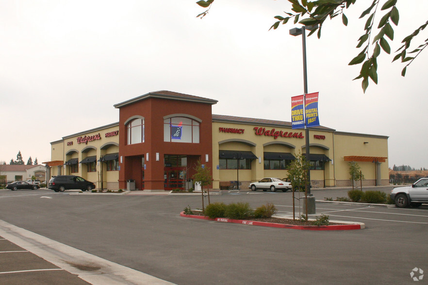 7015 N West Ave, Fresno, CA à louer - Photo de l’immeuble – Image 2 sur 11