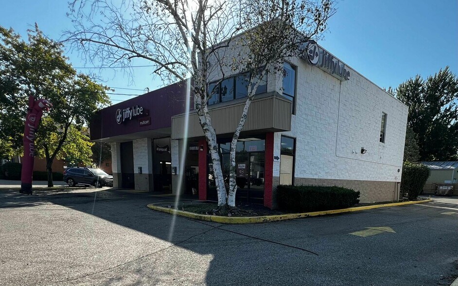 8395 Beechmont Ave, Cincinnati, OH à vendre - Photo de l’immeuble – Image 2 sur 2