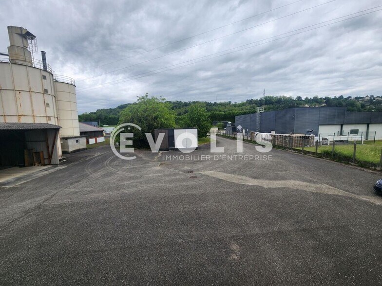 Local d’activités dans Ruy-Montceau à louer - Photo de l’immeuble – Image 2 sur 9