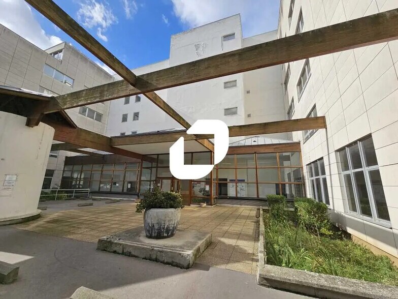 Bureau dans Garges-lès-Gonesse à louer - Photo de l’immeuble – Image 2 sur 38