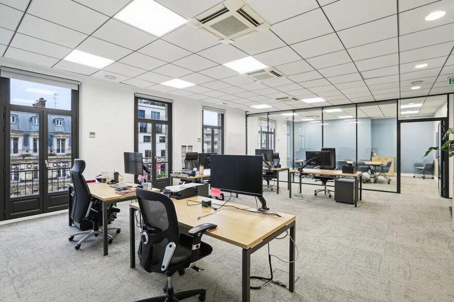 160 Boulevard Haussmann, Paris à louer - Photo de l’immeuble – Image 2 sur 14