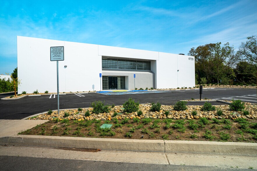 17721 Mitchell N, Irvine, CA à louer - Photo principale – Image 1 sur 15