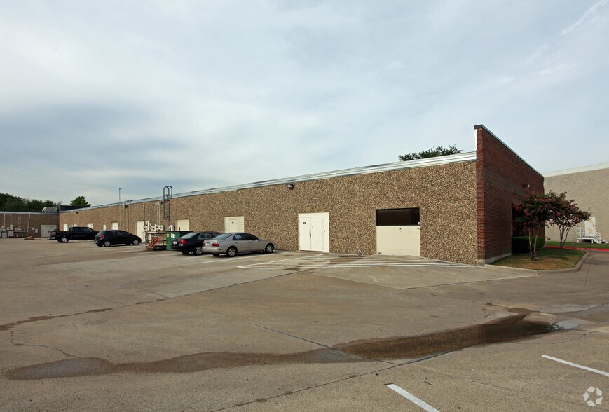 1611 N Interstate 35E, Carrollton, TX à louer - Photo de l’immeuble – Image 3 sur 14