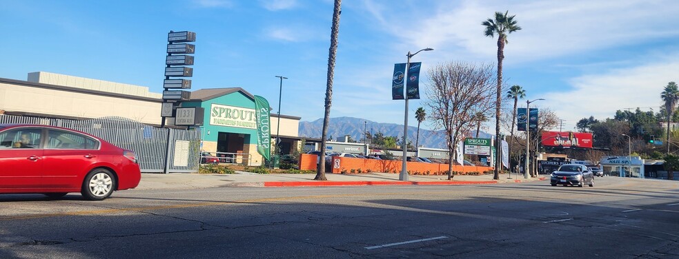 11326 Ventura Blvd, Studio City, CA à louer - Photo de l’immeuble – Image 2 sur 17