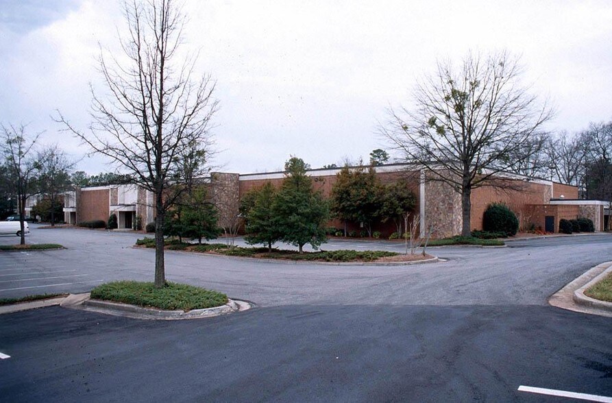 4565-4575 Winters Chapel Rd, Atlanta, GA à louer - Photo de l’immeuble – Image 3 sur 15