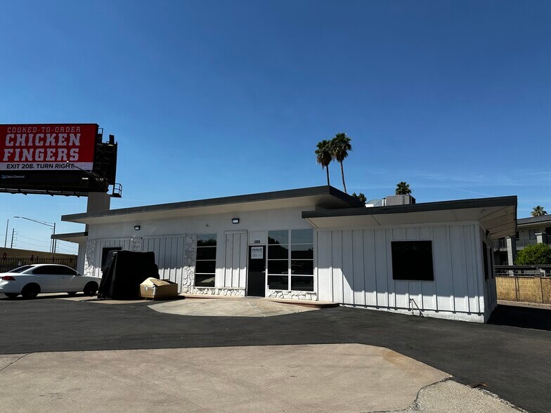 2805 W Larkspur Dr, Phoenix, AZ à vendre - Photo de l’immeuble – Image 1 sur 13