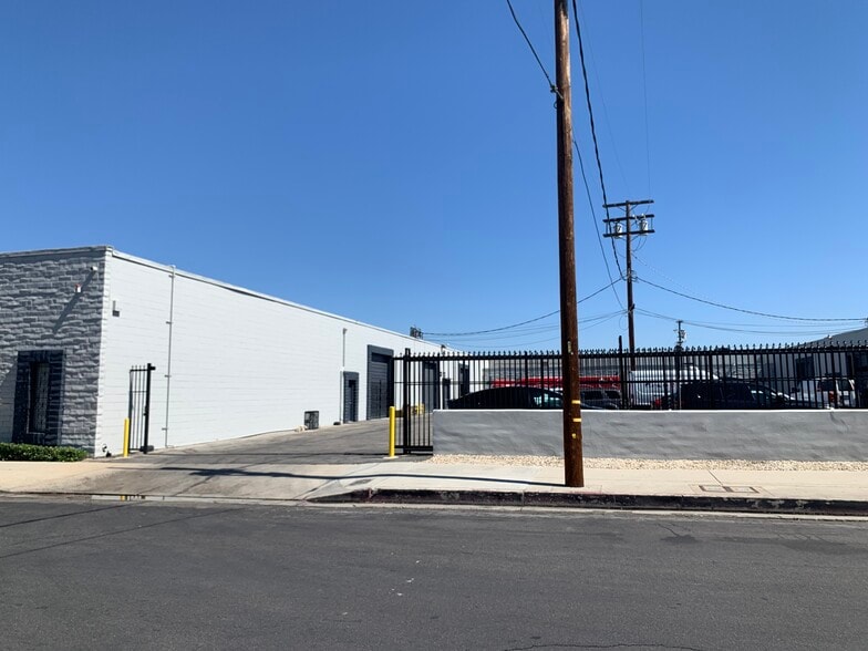 15823 1/2 Stagg St, Van Nuys, CA à louer - Photo de l’immeuble – Image 2 sur 3