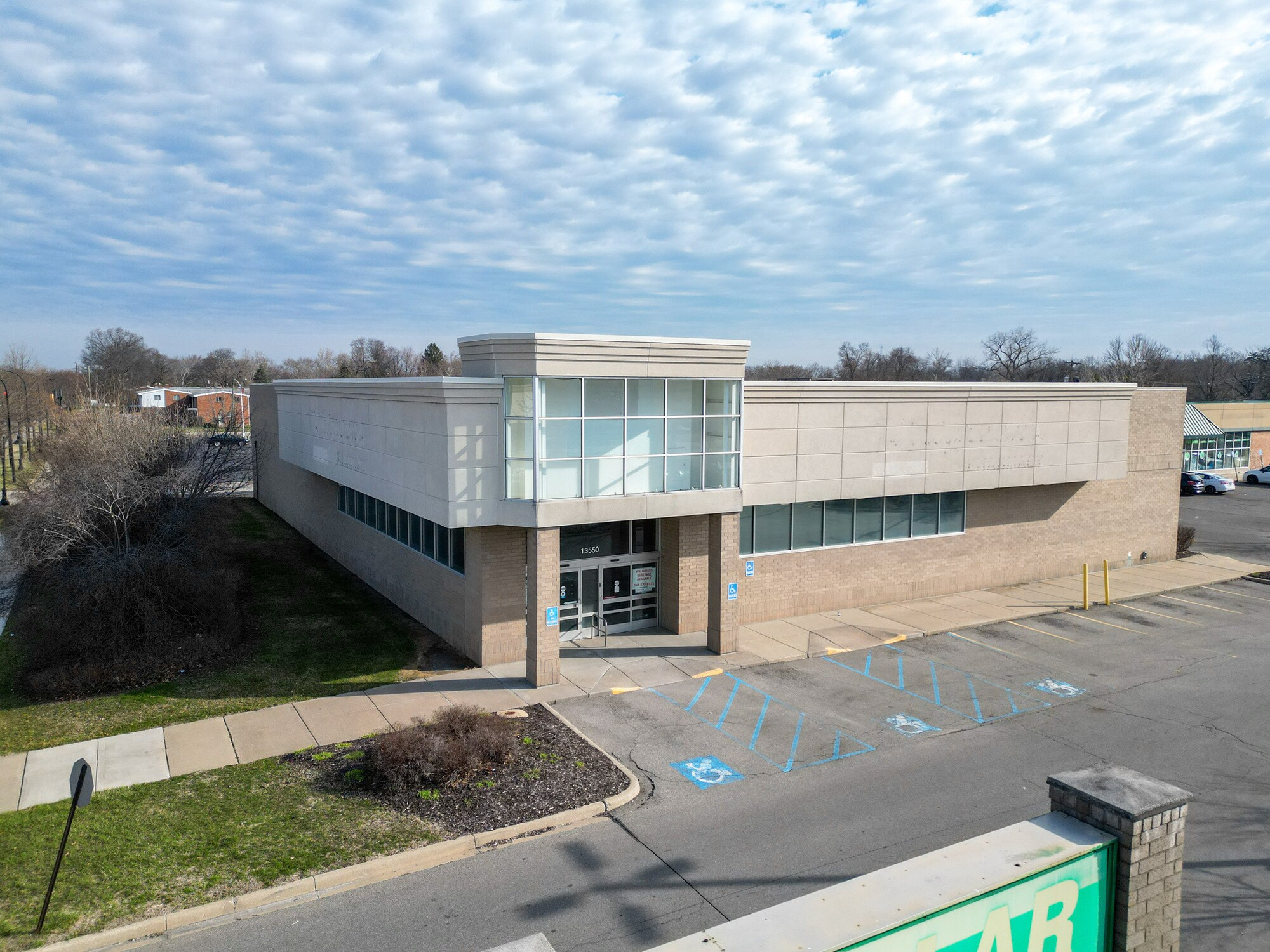 13550 W 9 Mile Rd, Oak Park, MI à louer Photo principale– Image 1 sur 13