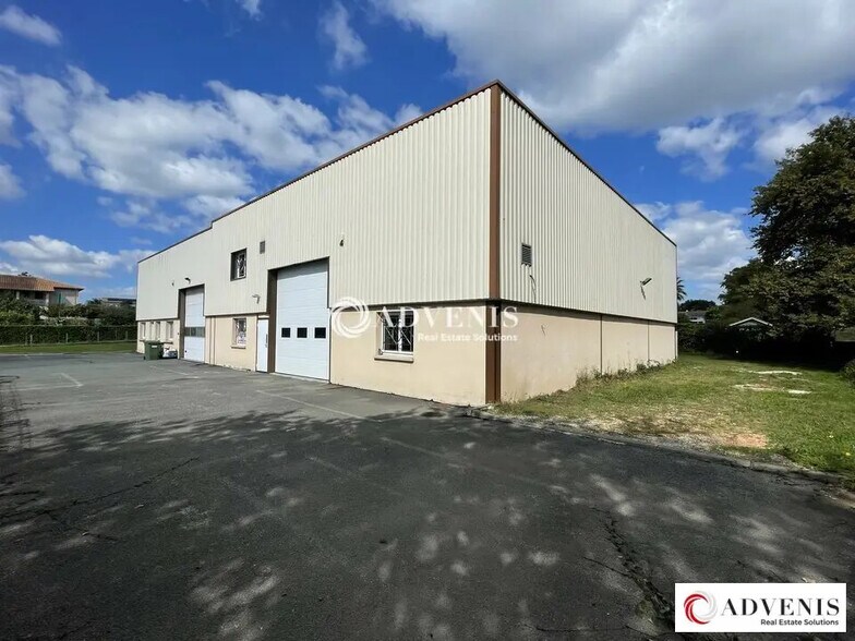 Local d’activités dans Artigues-près-Bordeaux à louer - Photo de l’immeuble – Image 1 sur 7