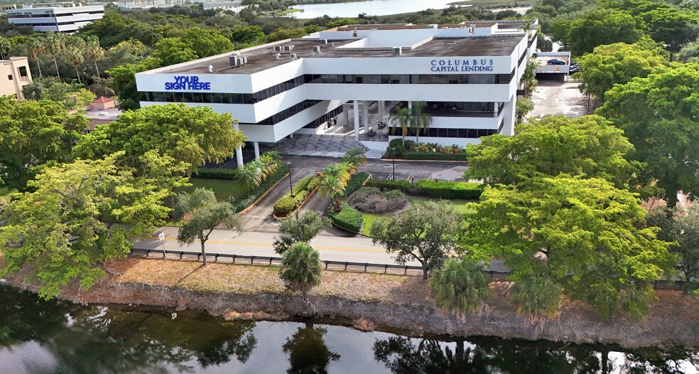 14750 Palmetto Frontage Rd, Miami Lakes, FL à louer - Photo de l’immeuble – Image 2 sur 7