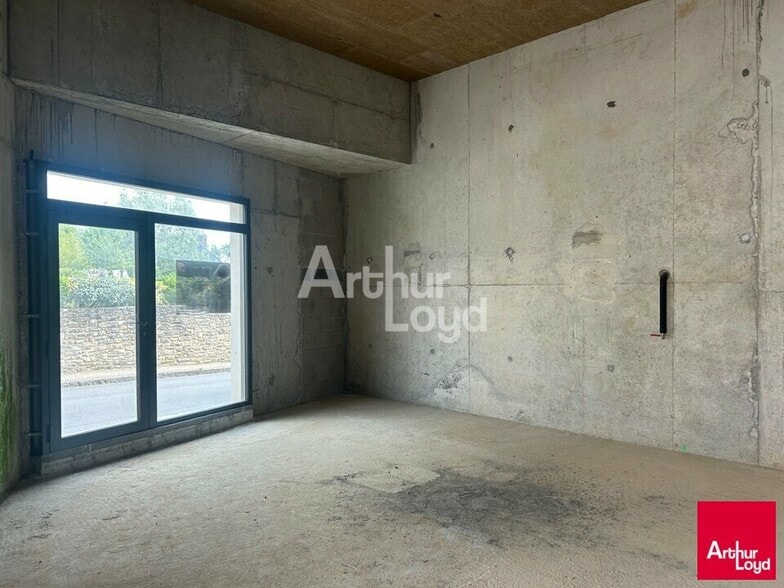 Local commercial dans Brécé à vendre - Photo intérieure – Image 2 sur 4