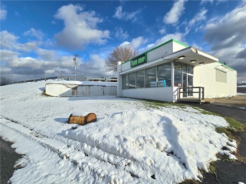 2803 Brewerton Rd, Mattydale, NY à vendre - Photo de l’immeuble – Image 2 sur 22