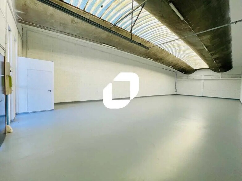 Local d’activités dans Saint-Priest à louer - Photo de l’immeuble – Image 1 sur 7