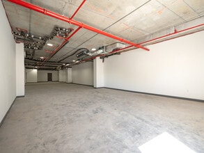 83-07 Queens Boulevard, Elmhurst, NY à louer Photo intérieure– Image 2 sur 2