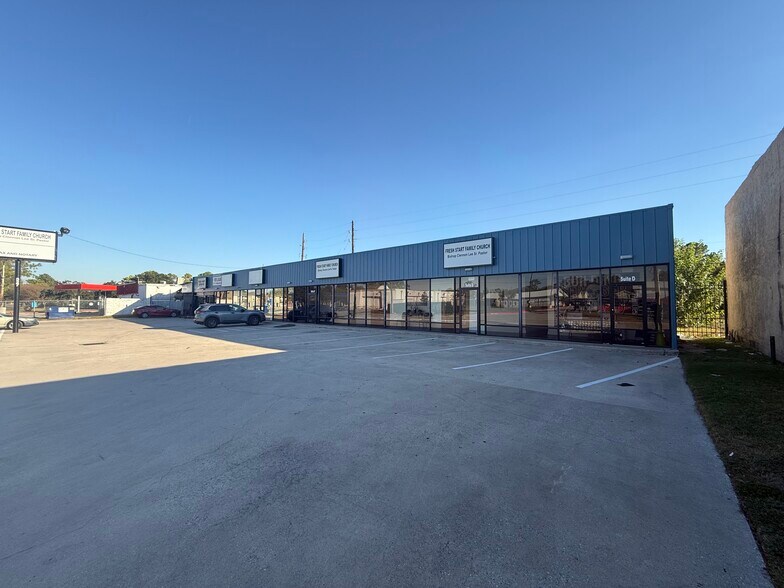 527 Barren Springs Dr, Houston, TX à louer - Photo de l’immeuble – Image 2 sur 4