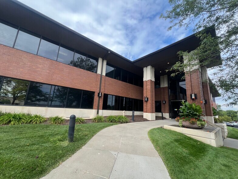 9850 Nicholas St, Omaha, NE à louer - Photo principale – Image 1 sur 8