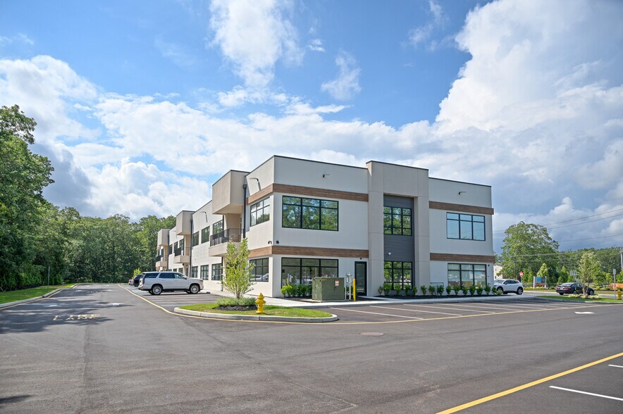 18 Cox Cro Rd, Toms River, NJ à louer - Photo de l’immeuble – Image 2 sur 34