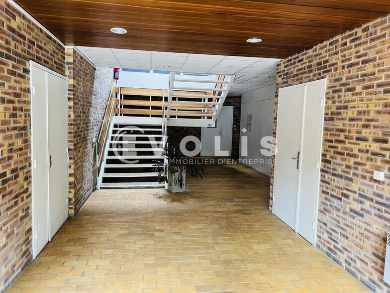 Bureau dans Croissy-Beaubourg à louer - Hall d’entrée – Image 1 sur 7